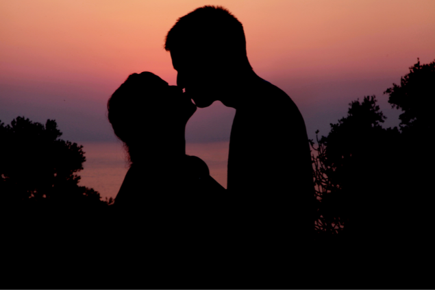 Sombra de casal se beijando