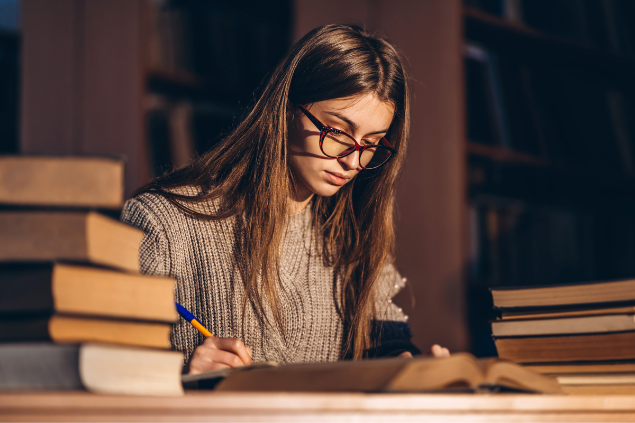 Menina estudando na biblioteca