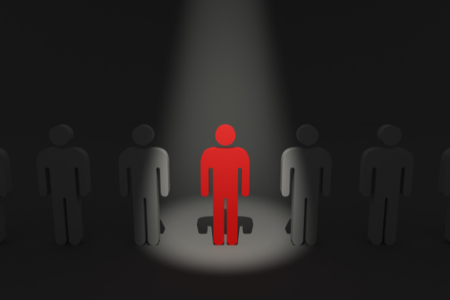 Luz dando destawue a um boneco diferente dos outros