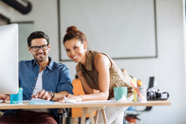 Dois colegas de trabalho sorrindo 