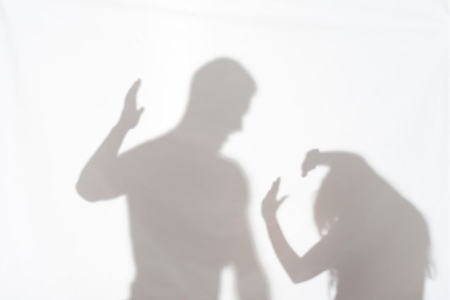 Sombra de homem levantando a mão para namorada