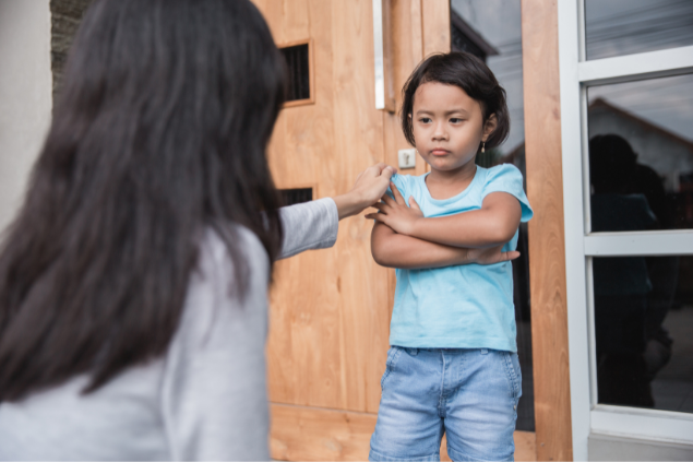 Mãe conversando com a filha