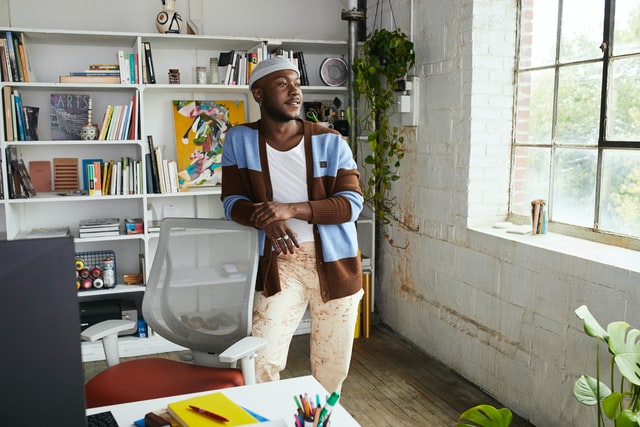 Homem negro num escritório.