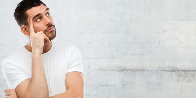 Homem com semblante pensativo.