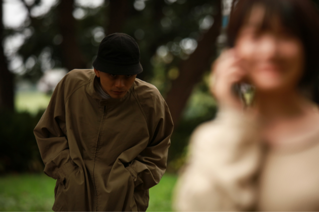 Homem perseguindo uma mulher enquanto ela fala no telefone