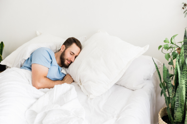 Homem deitado na cama dormindo