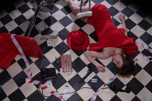 Cena do crime montada com uma mulher assassinada