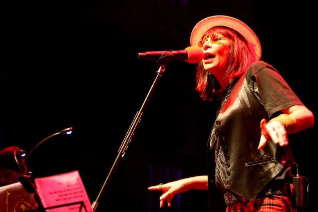 Rita Lee no placo cantando