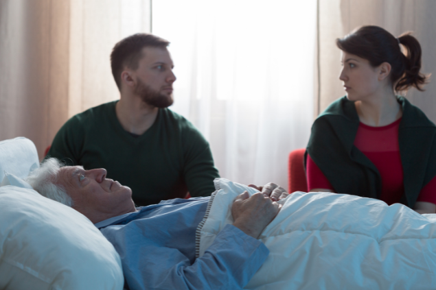 Homem acompanhando mulher cujo pai está morto