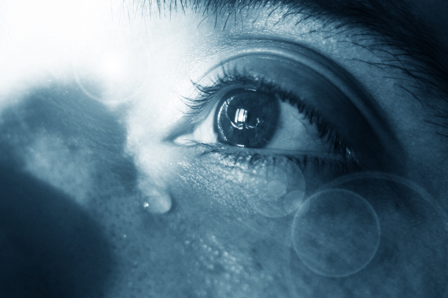 Lágrima caindo de um olho