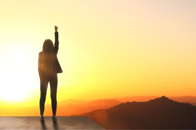 Mulher levantando o punho em sinal de sucesso 