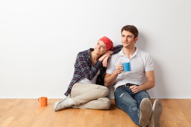 Homem e mulher juntos tomando uma xícara de café
