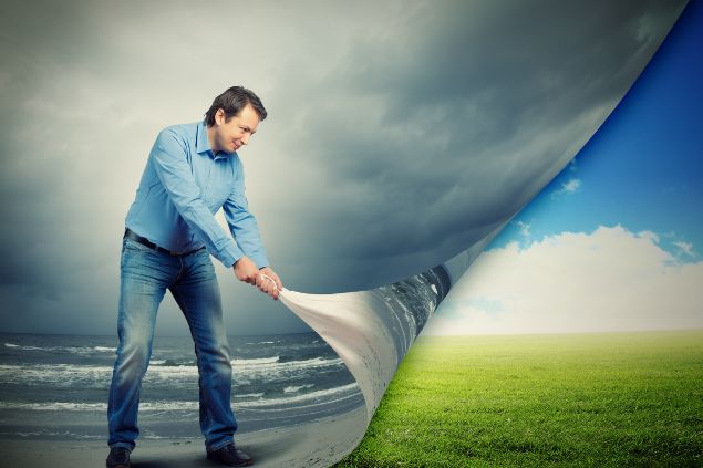 Homem mudando a paisagem de chuvoso para sol