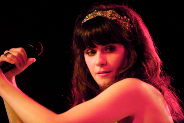 Zooey Deschanel no palco, prestes a cantar