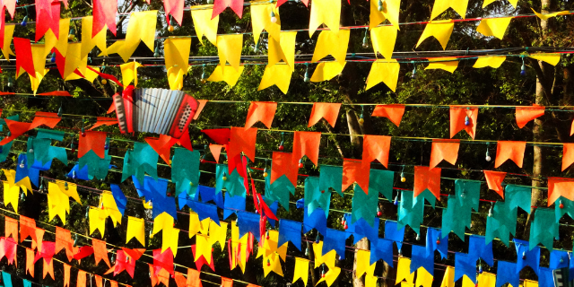 Bandeiras coloridas em festa junina. 