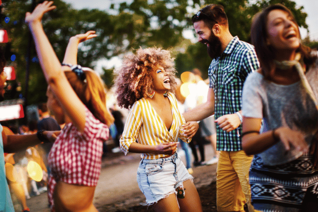 Pessoa pulando e rindo