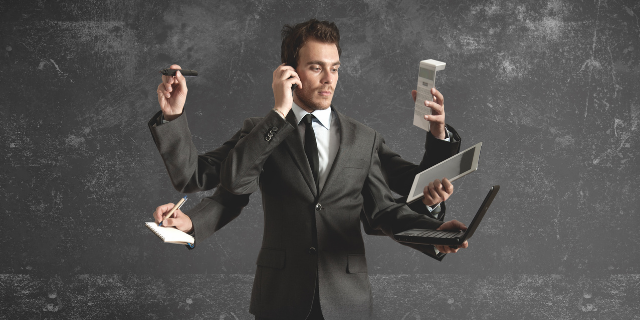 Homem com múltiplas tarefas.