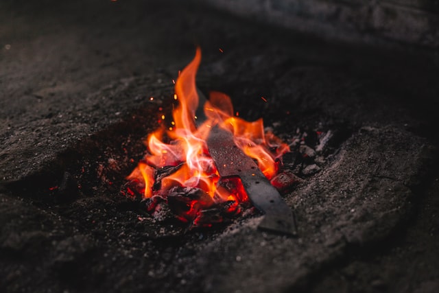 Fogueira em meio a um chão de terra batida