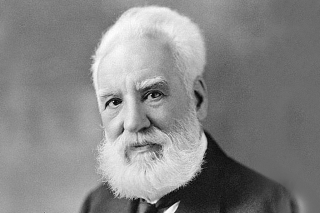 Graham Bell olhando para frente usando terno