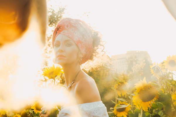 Mulher entre girassóis 