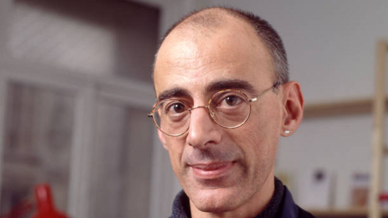 Caio Fernando Abreu olhando para frente