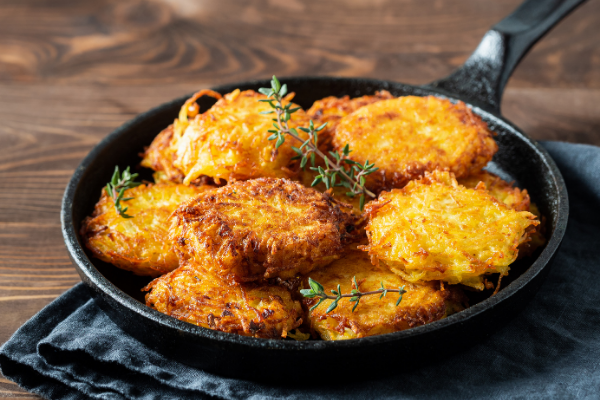 Hashbrown em uma frigideira