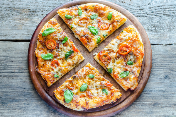 Pizza marguerita fatiada em um prato