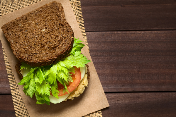 Sanduíche natural integral aberto sobre uma mesa