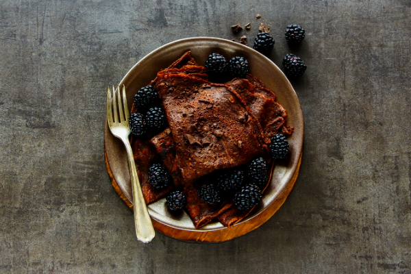 Crepiocas de chocolate decoradas com blueberries