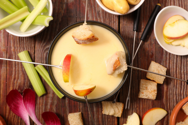 Fondue de queijo e legumes