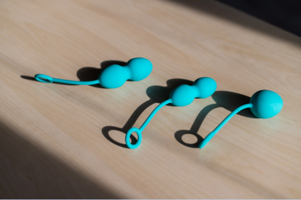 Instrumentos de pompoarismo sobre uma mesa de madeira