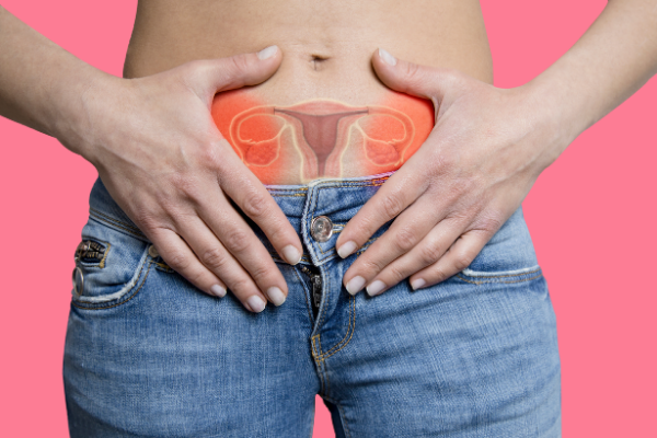 Mulher com as mãos sobre a região do útero