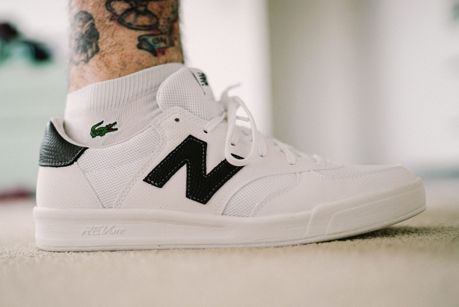 Pessoa usando tênis branco