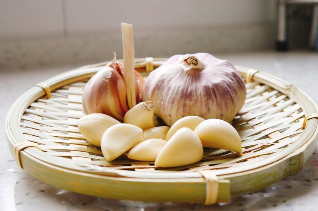 Uma porção de alhos.