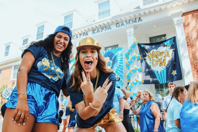 Mulheres brancas numa festa universitária.