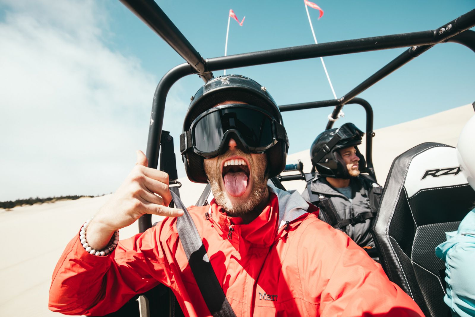 Homem feliz em um helicóptero 