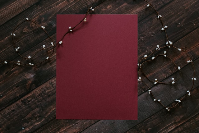 Papel vermelho escuro com pisca-pisca em cima.