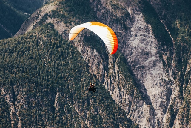 Pessoa voando de asa delta.