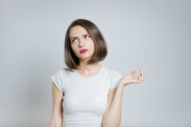 Mulher com ar de desdém, desviando o olhar para o lado.