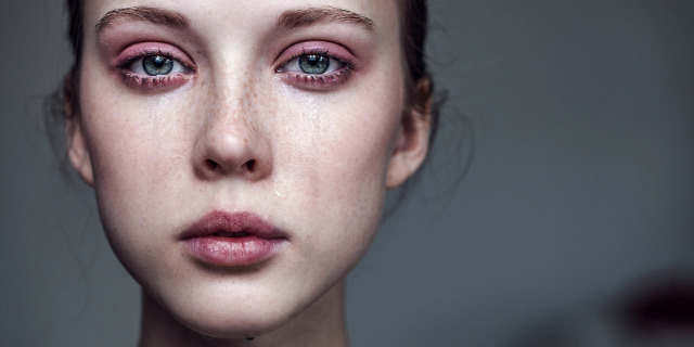 Mulher chora discretamente.