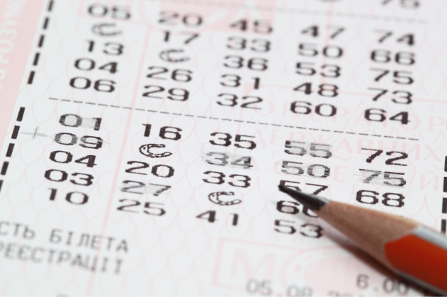 Lápis marcando os números em uma aposta