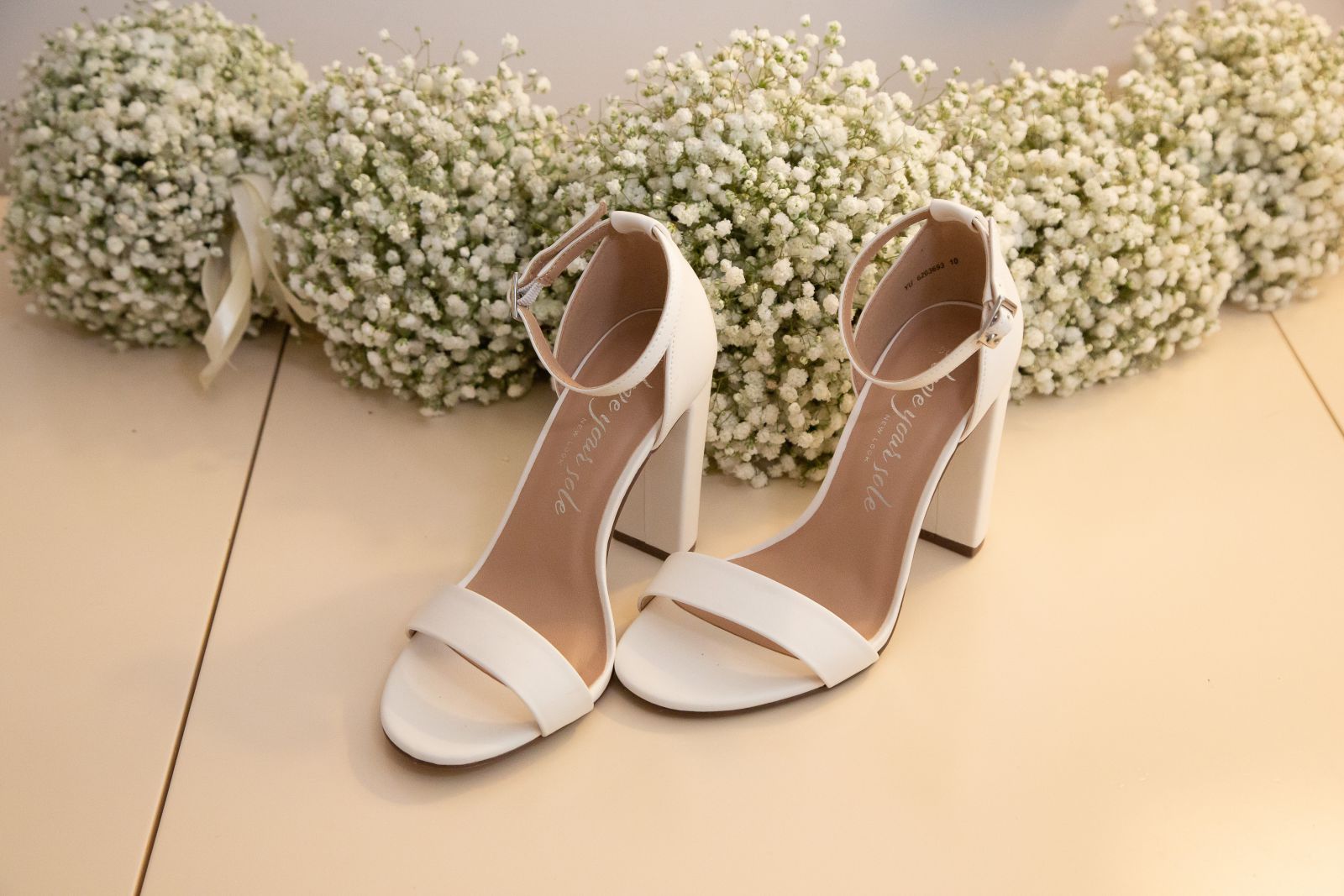 Sapatos brancos de noiva