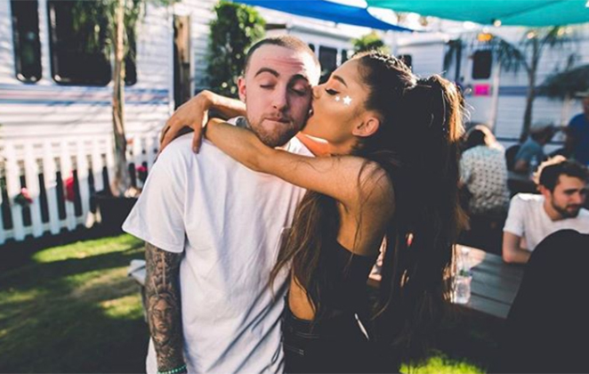 Mac Miller com Ariana Grande. Ela o abraça de lado e da um beijo em seu rosto.