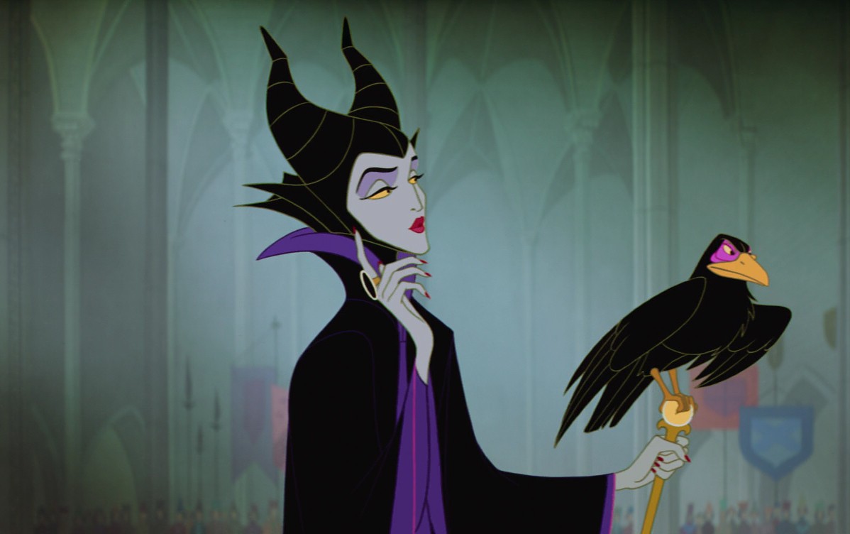 Mulher de pele azul clara e roupas pretas.