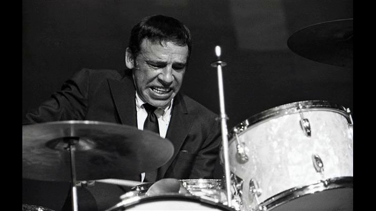 Buddy Rich usando roupa social e tocando bateria
