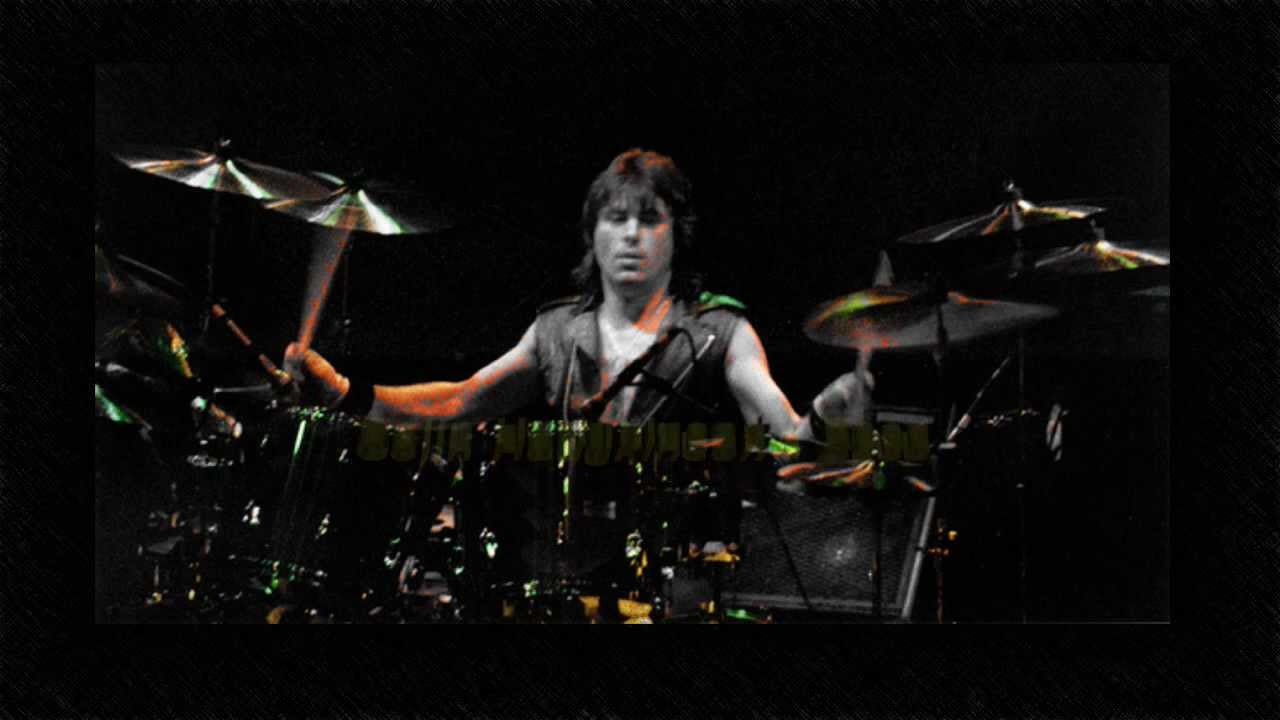 Cozy Powell tocando bateria no palco