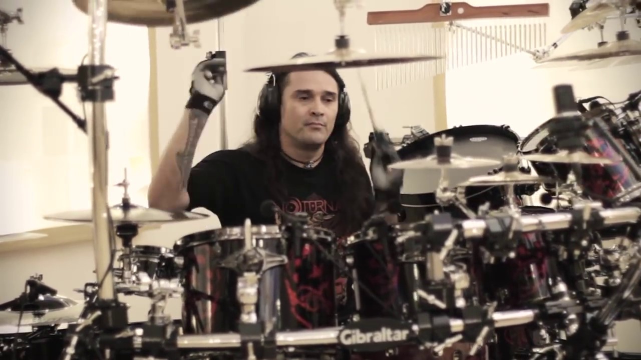 Aquiles Priester tocando  bateria em um estúdio 