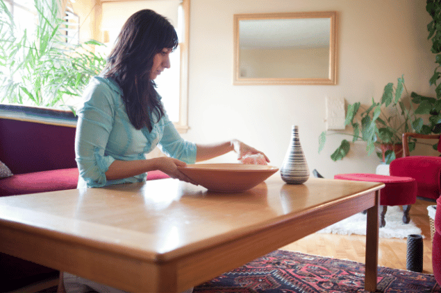 mulher organizando casa