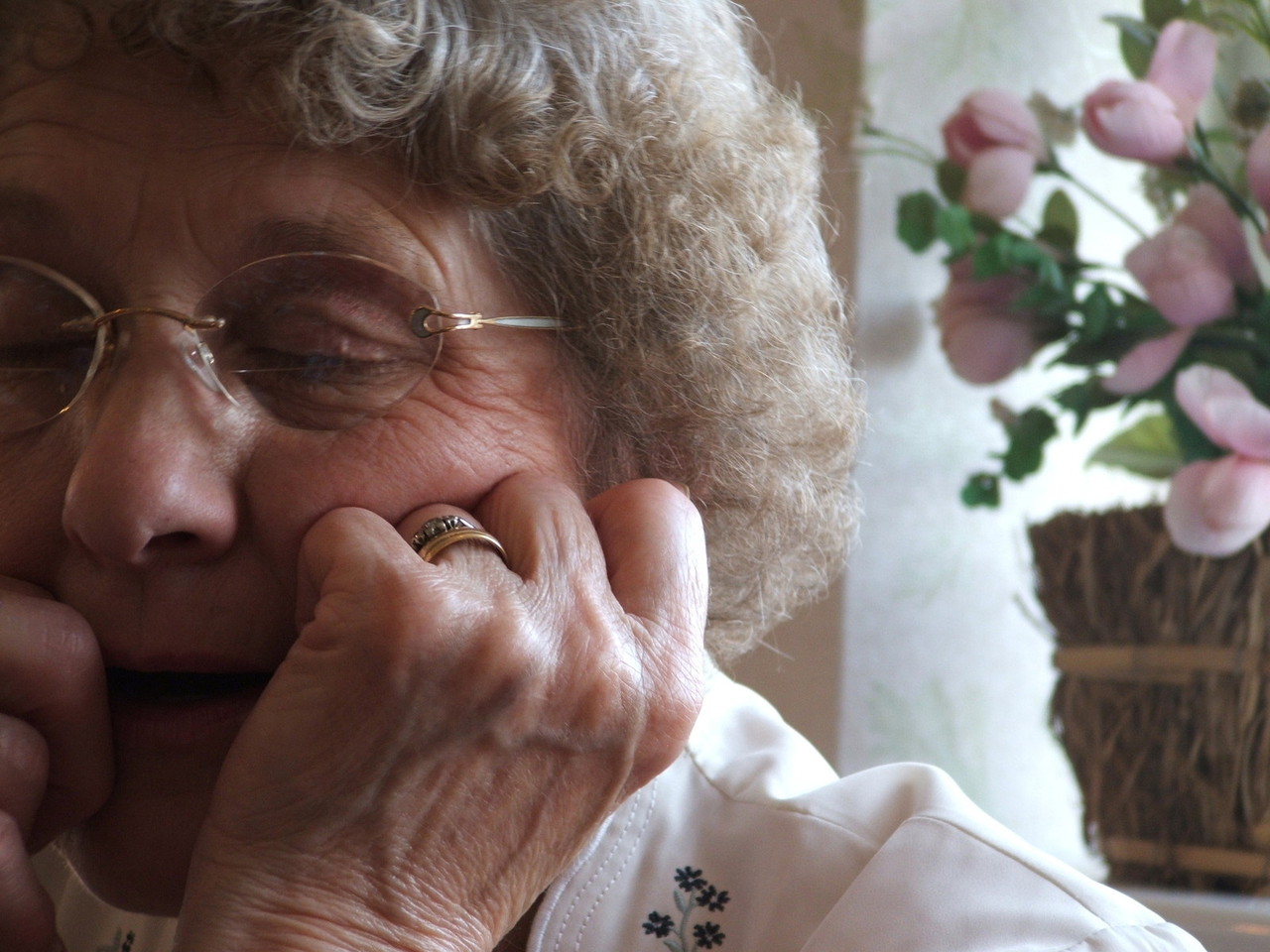 Foto de Alex Ward no FreeImages Senhora idosa segurando o rosto com as mãos