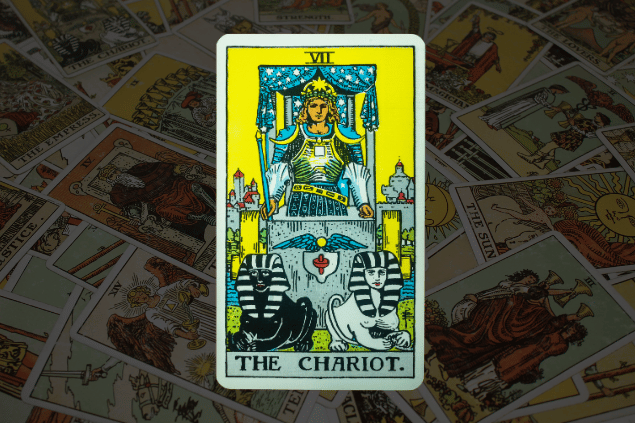 Montagem com a carta O Carro do Tarot na posição normal. Ao fundo, há várias cartas de Tarot.